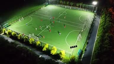 夜间足球场人物人活体育视频的预览图